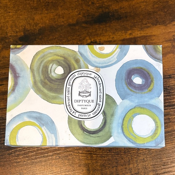 NEW! Diptyque Figuer and Cyprès Candle Duo with Artistic Packaging - Picture 2 of 3